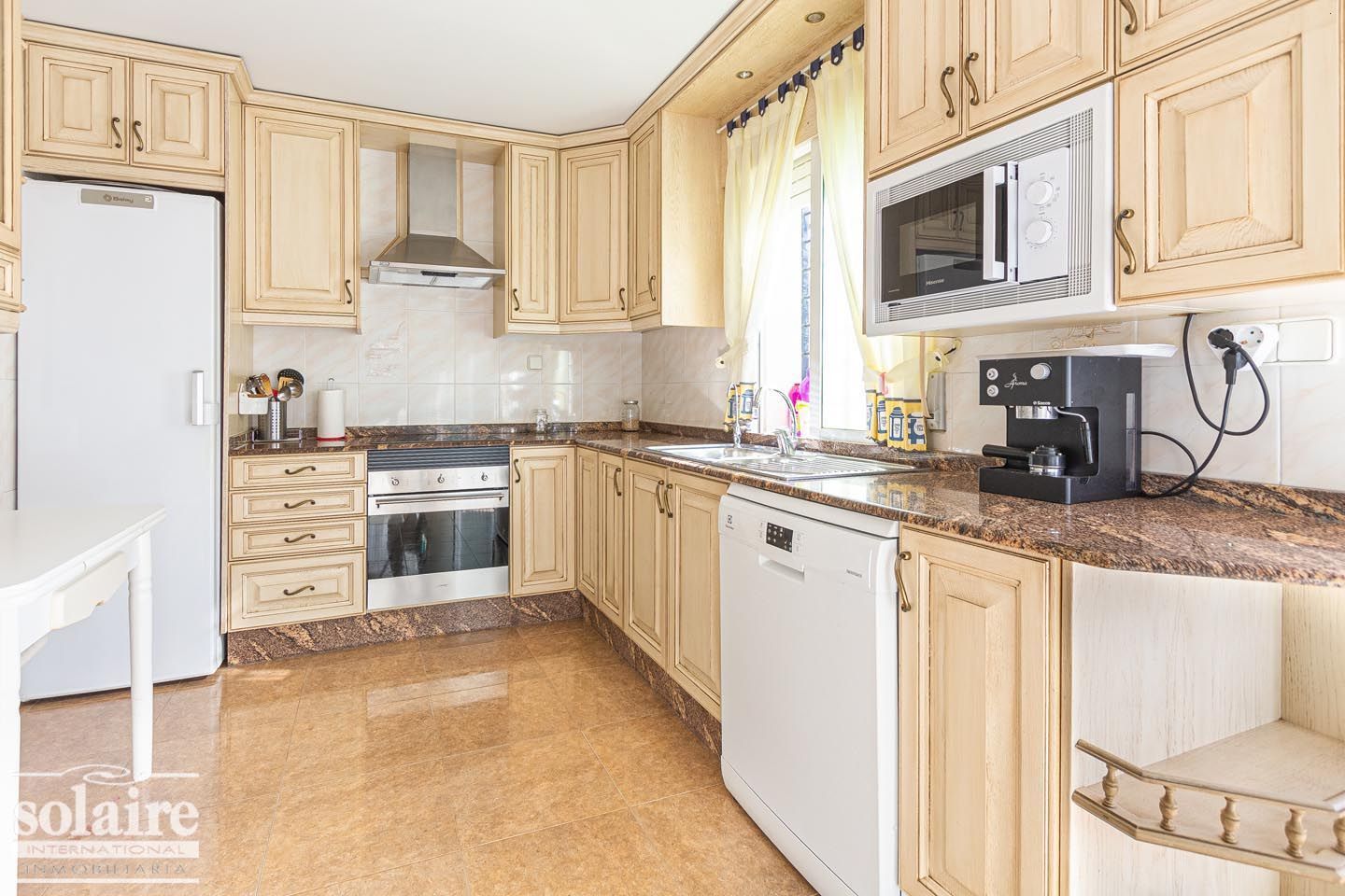 Cuina de Casa o xalet en venda en L'Alfàs del Pi amb Aire condicionat, Calefacció i Jardí privat