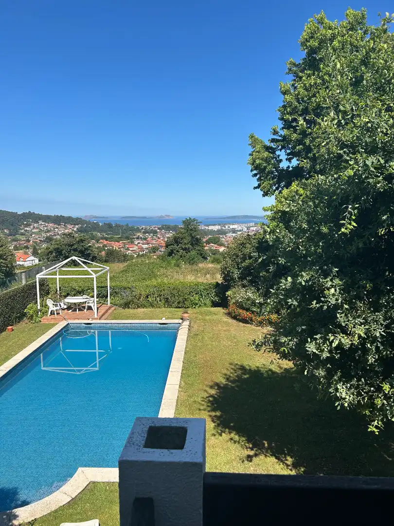 Piscina de Casa o chalet en venta en Vigo  con Calefacción, Jardín privado y Parquet