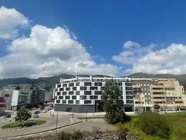 Vista exterior de Piso en venta en Oviedo  con Parquet, Trastero y Piscina