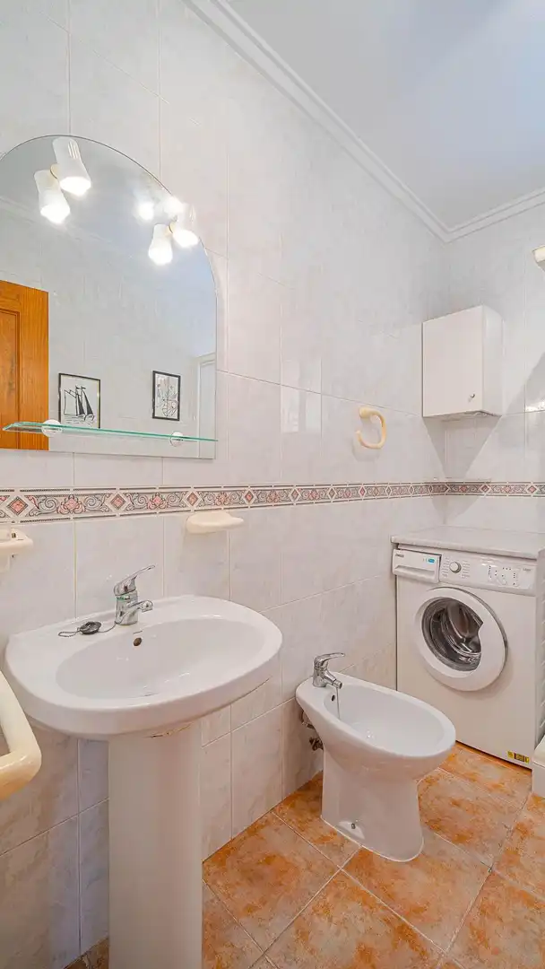 Bany de Casa o xalet en venda en Torrevieja amb Moblat, Balcó i Piscina comunitària
