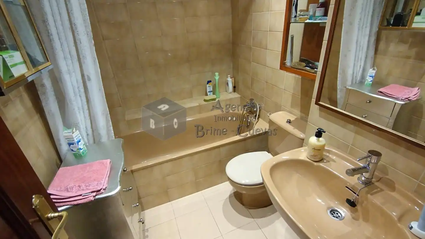 Bany de Pis en venda en Oviedo  amb Calefacció i Terrassa