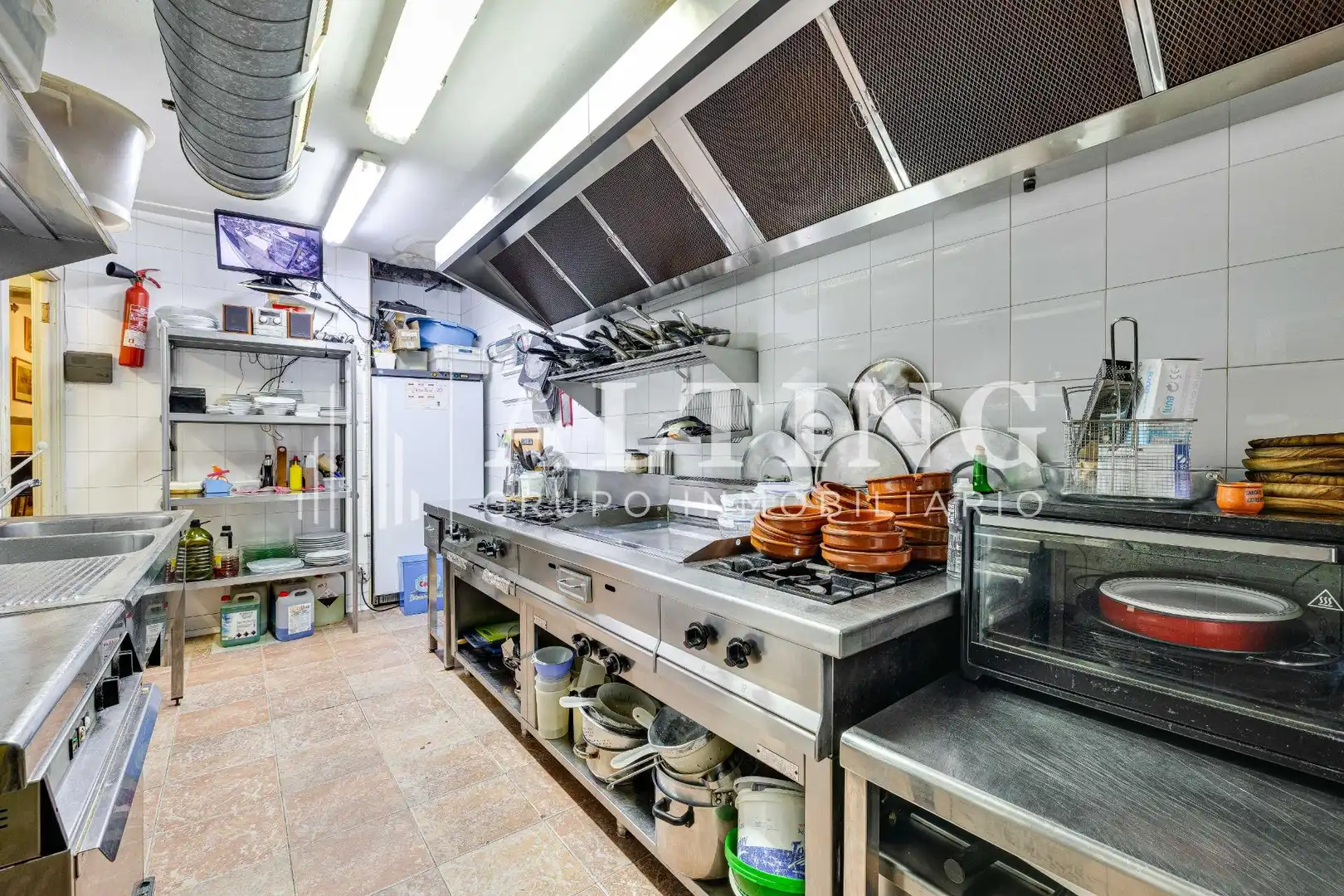 Cuina de Local en venda en Barcelona amb Aire condicionat i Moblat