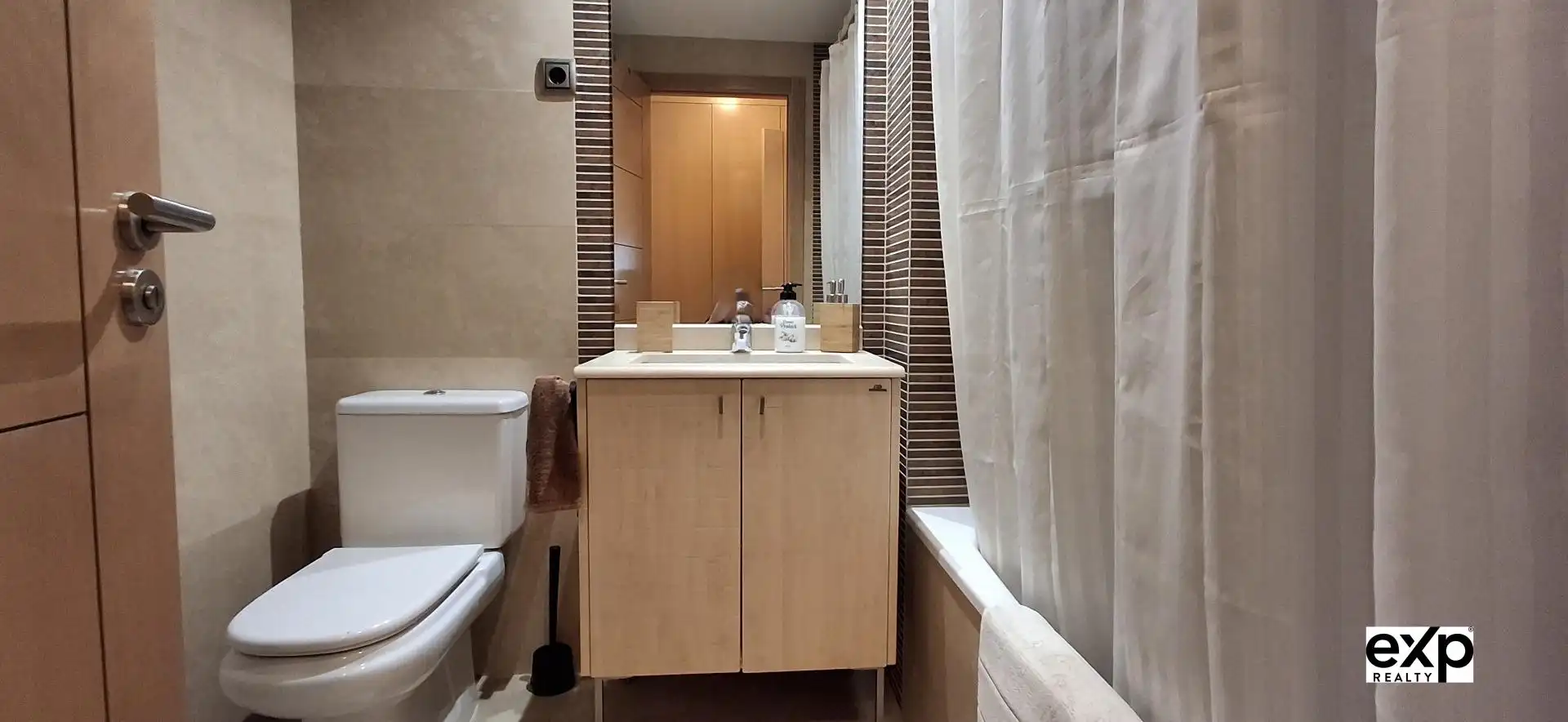 Bathroom of Apartments for rent in Madrid  with Air Conditioner, Heating and Private garden