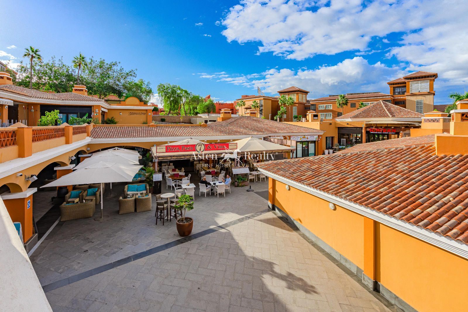 Vista exterior de Local en venda en Adeje amb Aire condicionat, Terrassa i Moblat