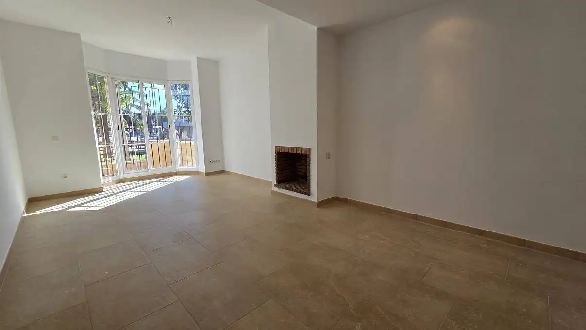 Sala d'estar de Casa adosada en venda en Dos Hermanas