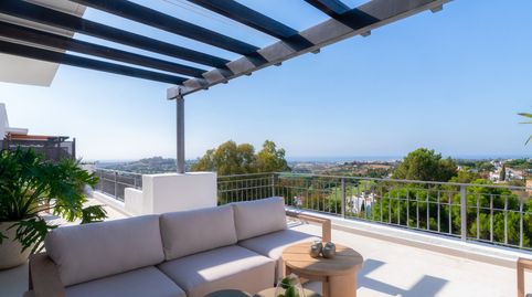 Ubicado en el prestigioso entorno de La Quinta en Benahavís, este exclusivo ático dúplex combina lujo, privacidad y unas vistas pa, imatge 2