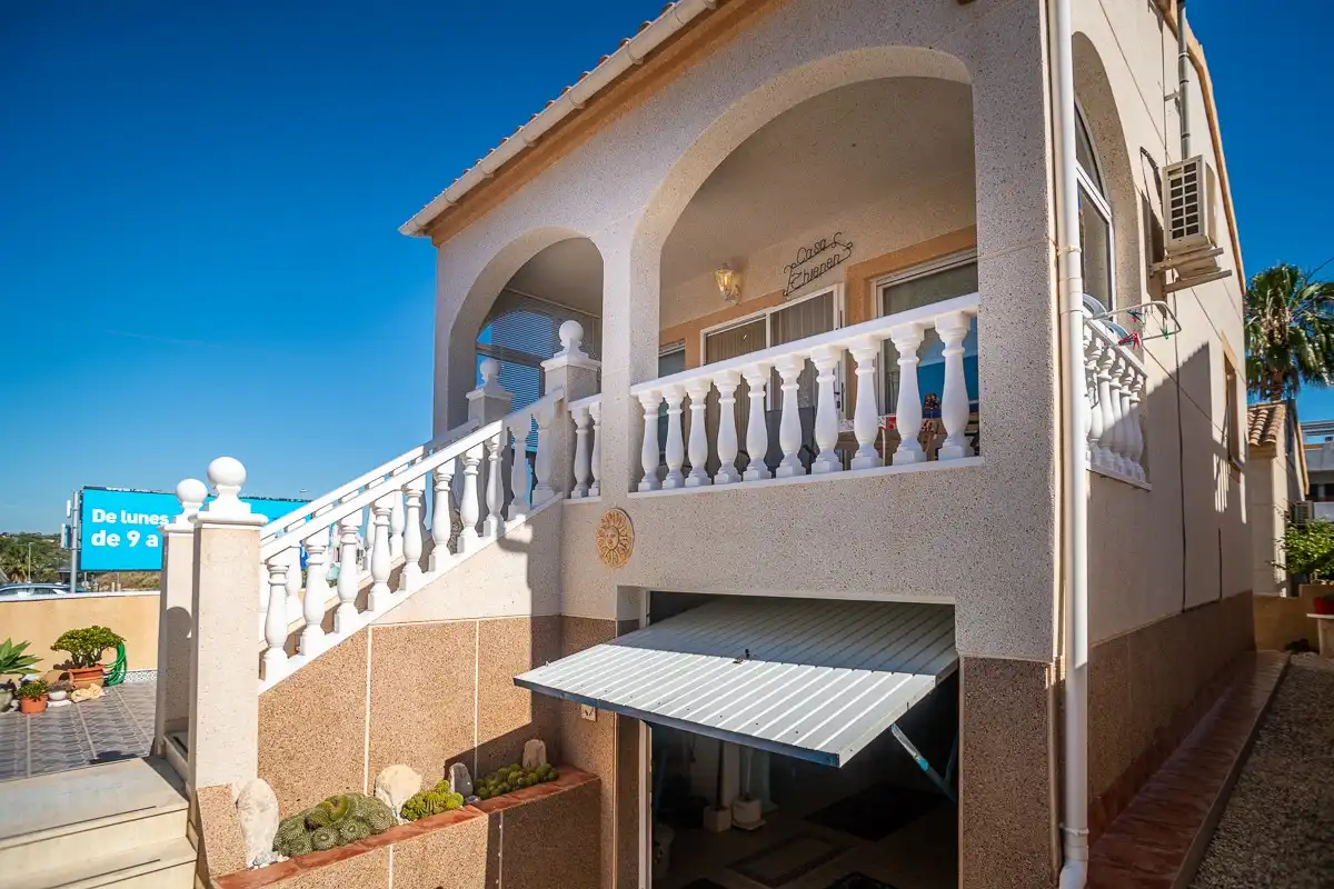 Vista exterior de Casa adosada en venta en Orihuela Costa