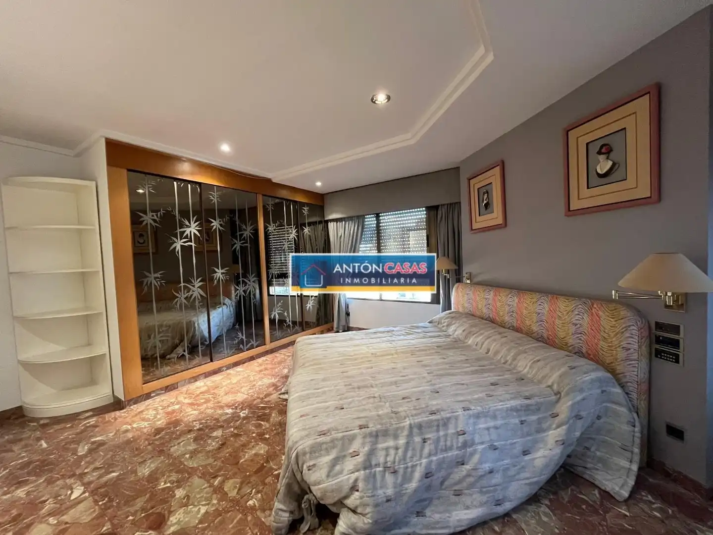 Schlafzimmer von Dachboden zum Verkauf in Elda mit Balkon und Alarm