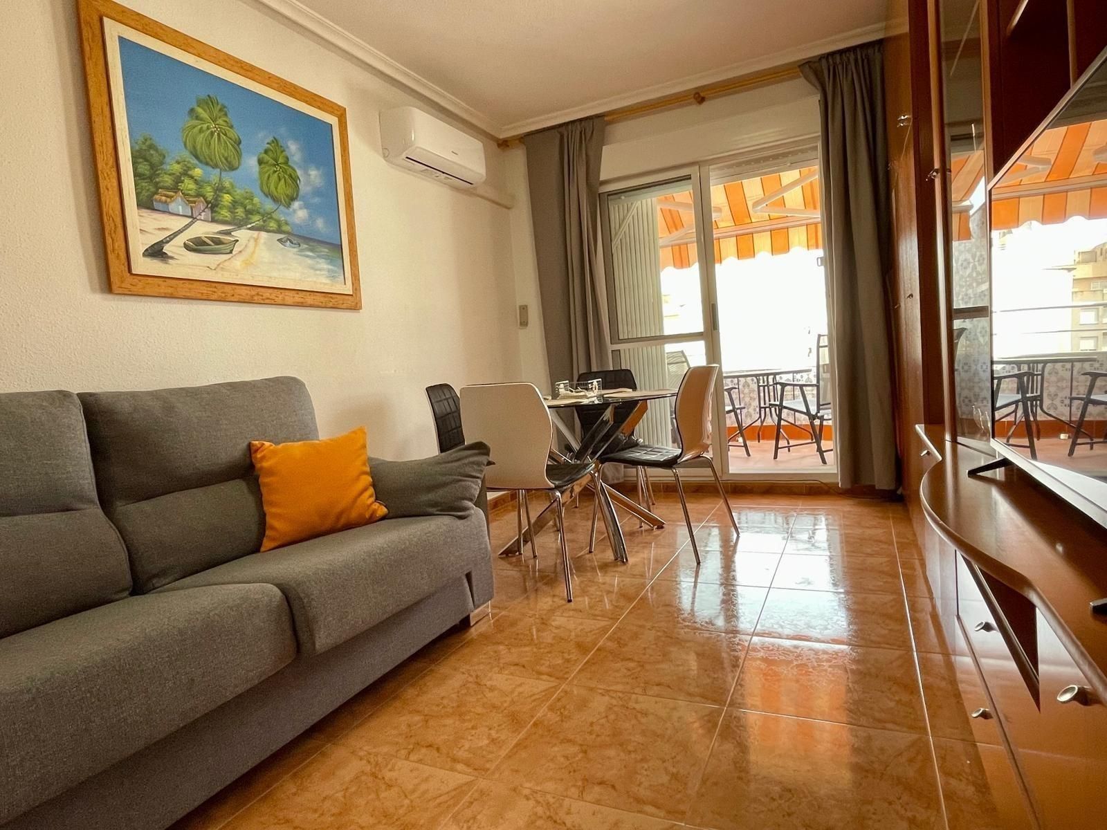Sala d'estar de Apartament en venda en Torrevieja amb Aire condicionat i Terrassa