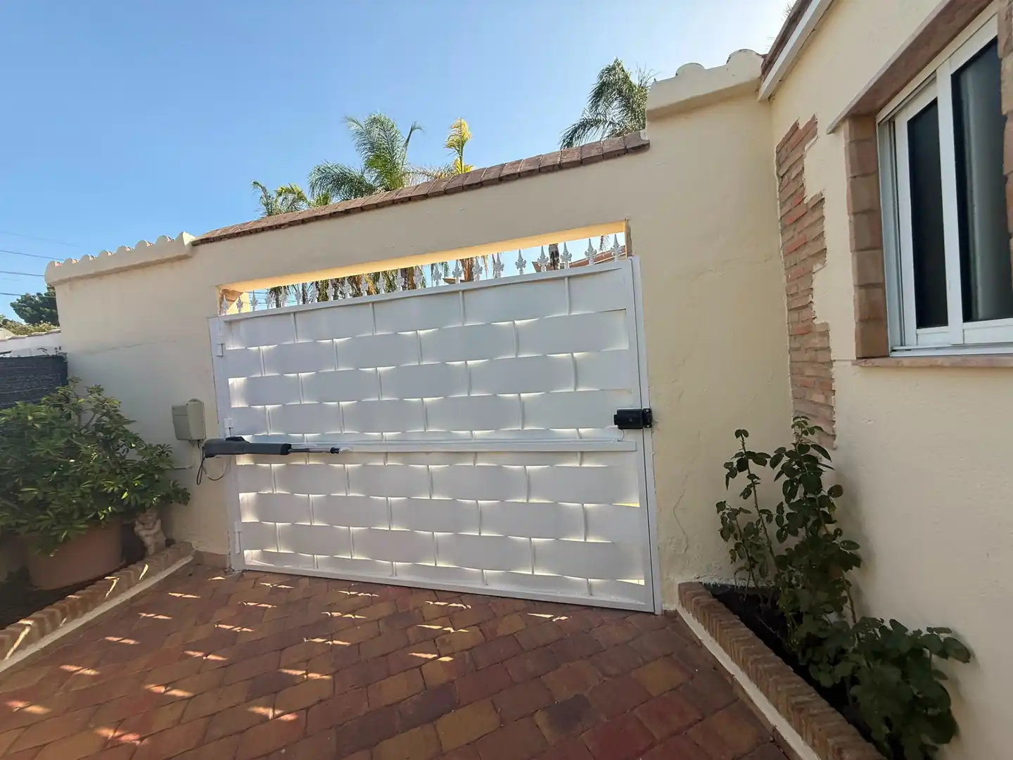 Vista exterior de Casa o xalet en venda en La Pobla de Vallbona amb Aire condicionat, Calefacció i Jardí privat