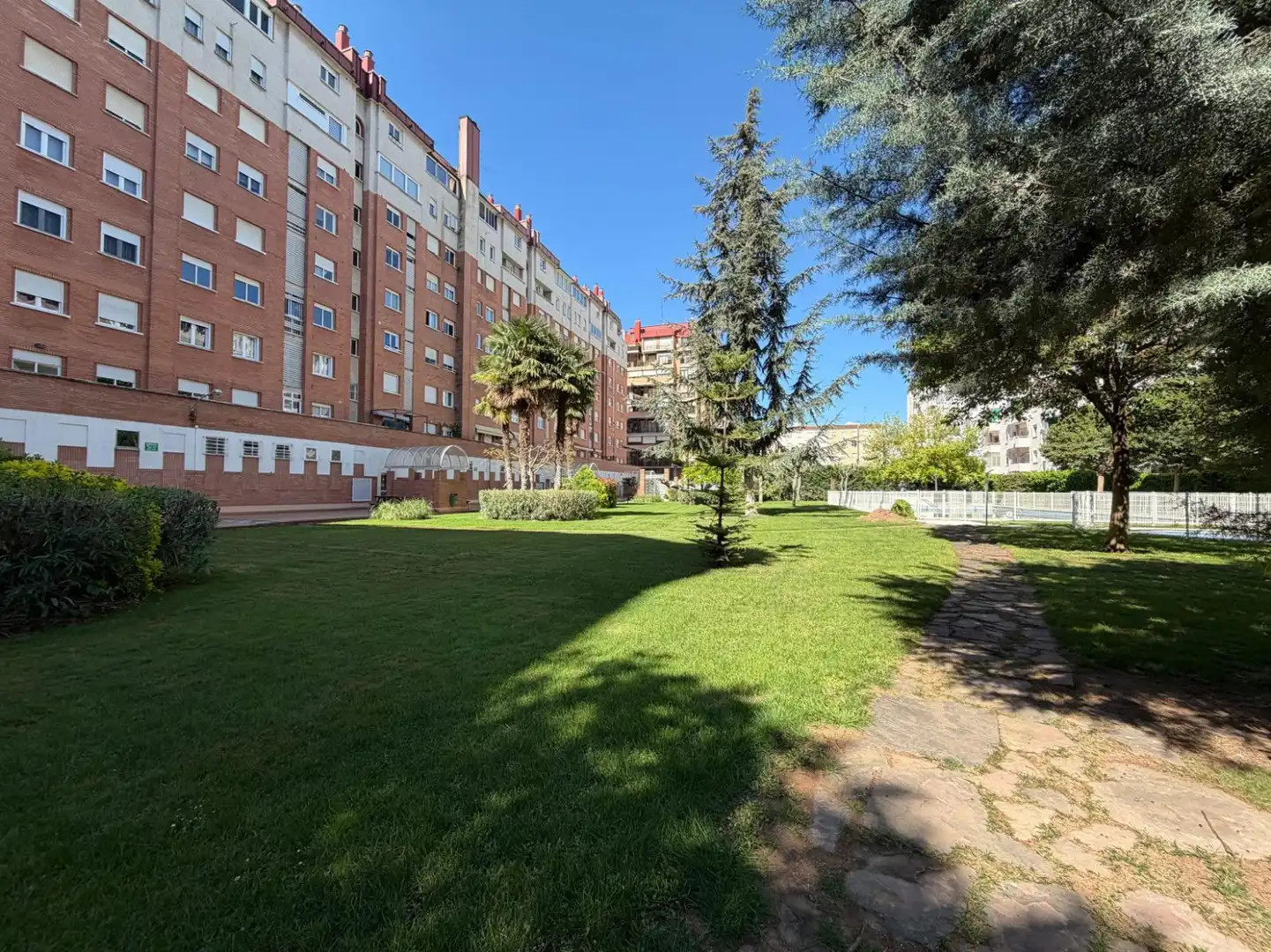 Vista exterior de Pis de lloguer en  Logroño amb Calefacció, Jardí privat i Traster