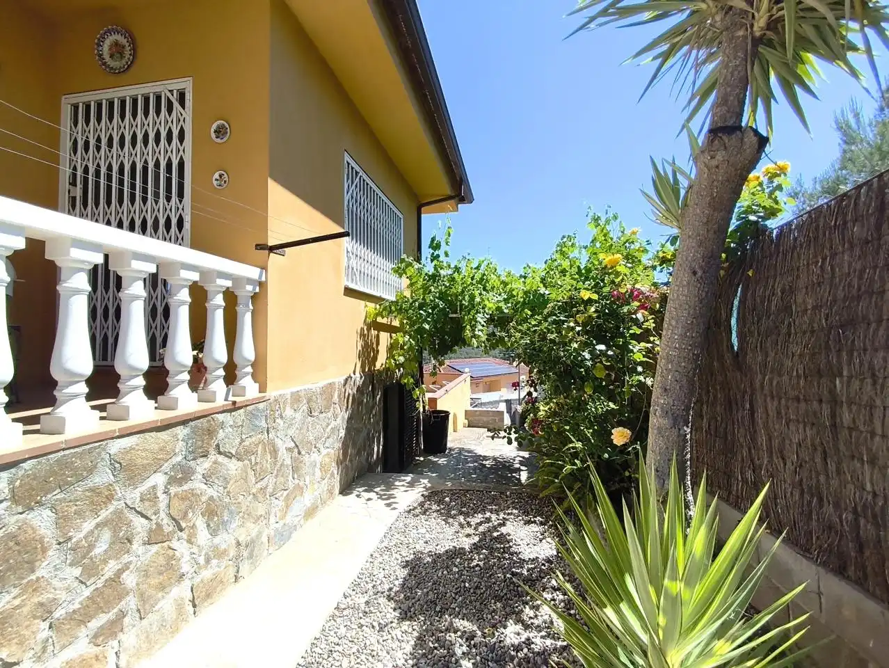 Außenansicht von Haus oder Chalet zum Verkauf in Canyelles mit Heizung, Privatgarten und Terrasse