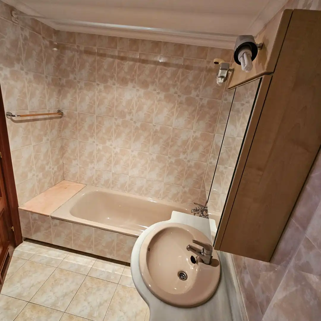 Bathroom of Flat for sale in San Martín del Rey Aurelio  with Heating and Parquet flooring