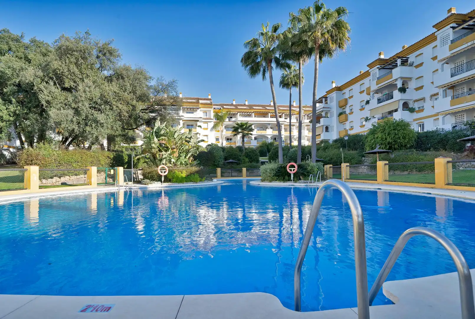 Piscina de Apartamento en venta en Marbella con Aire acondicionado, Calefacción y Jardín privado