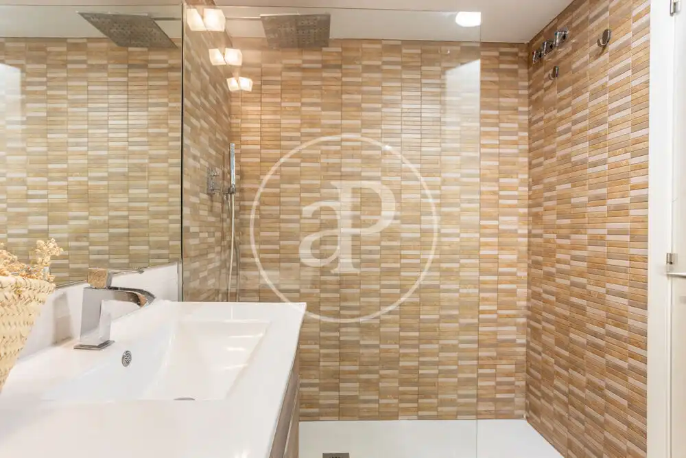 Bathroom of Flat for sale in Valencia  with Air Conditioner, Heating and Private garden