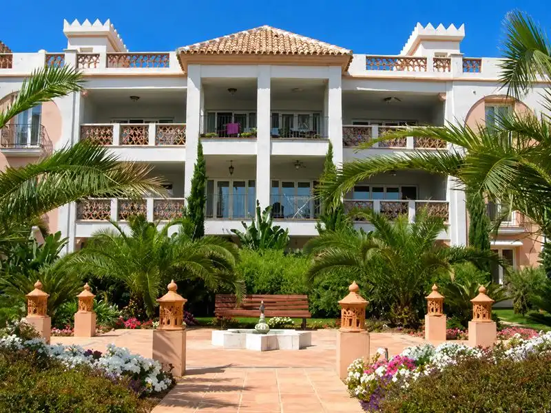 Außenansicht von Wohnung zum Verkauf in Casares mit Klimaanlage, Heizung und Privatgarten