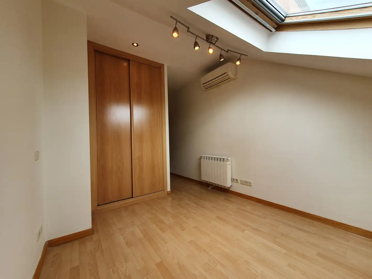 Habitación de Dúplex en venta en Madrid con Aire acondicionado, Calefacción y Parquet