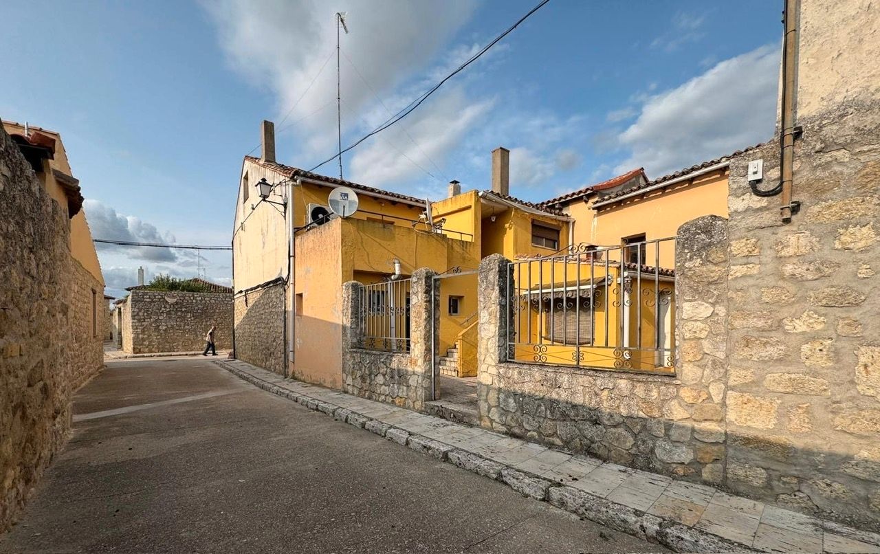 Vista exterior de Casa o xalet en venda en Villalba de los Alcores amb Calefacció, Terrassa i Traster