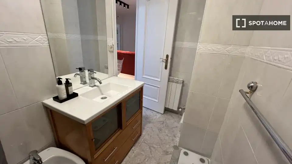 Bathroom of Flat for rent in Madrid  with Air Conditioner, Heating and Furnished