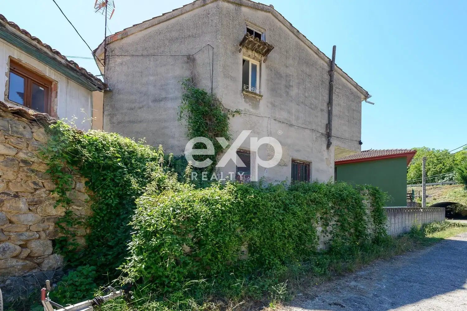 Vista exterior de Casa o xalet en venda en Lena amb Traster i Moblat