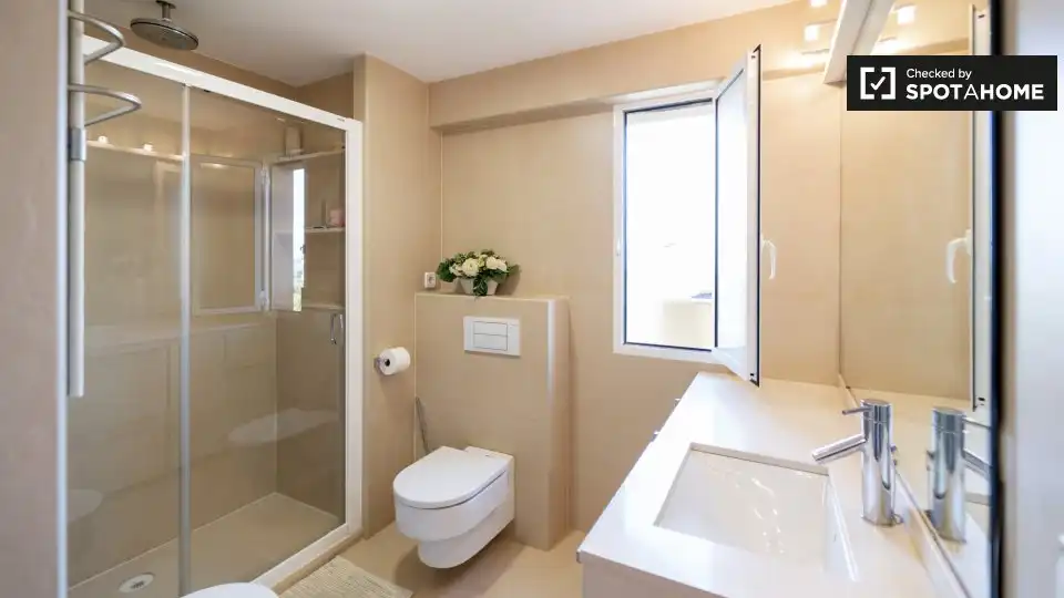 Baño de Piso de alquiler en Valencia con Aire acondicionado, Calefacción y Amueblado