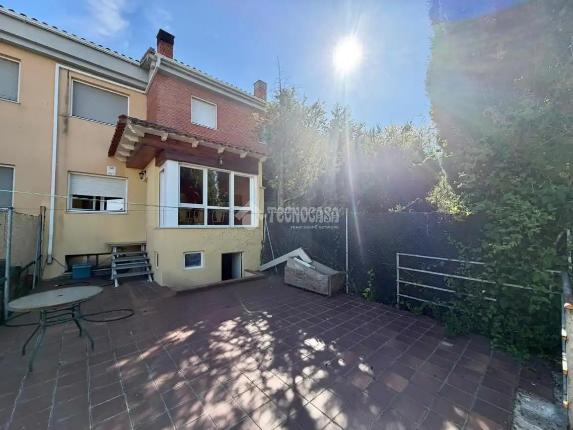 Vista exterior de Casa adosada en venta en Fuensaldaña con Aire acondicionado y Alarma