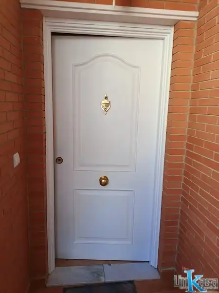 Casa adosada en venda en Linares amb Calefacció, Traster i Piscina