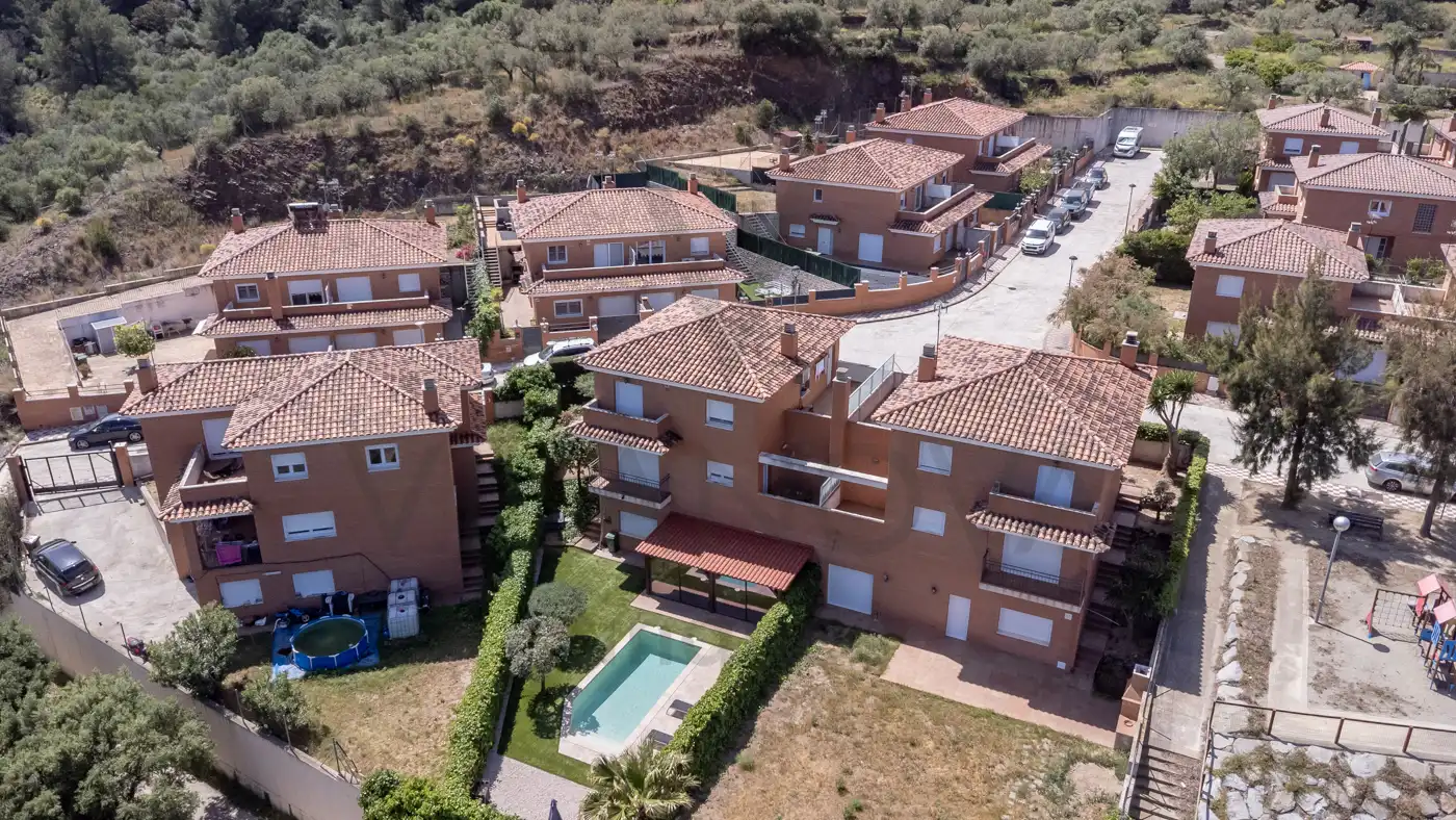 Vista exterior de Casa adosada en venda en Riudecanyes amb Aire condicionat, Calefacció i Jardí privat