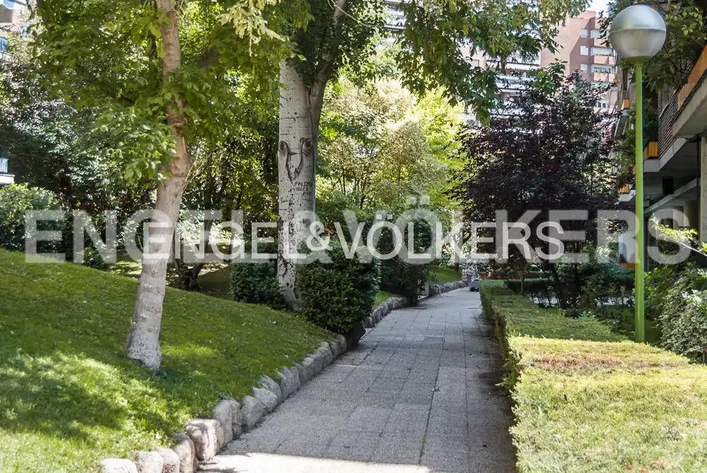 Vista exterior de Casa o xalet en venda en Madrid amb Calefacció, Jardí privat i Balcó