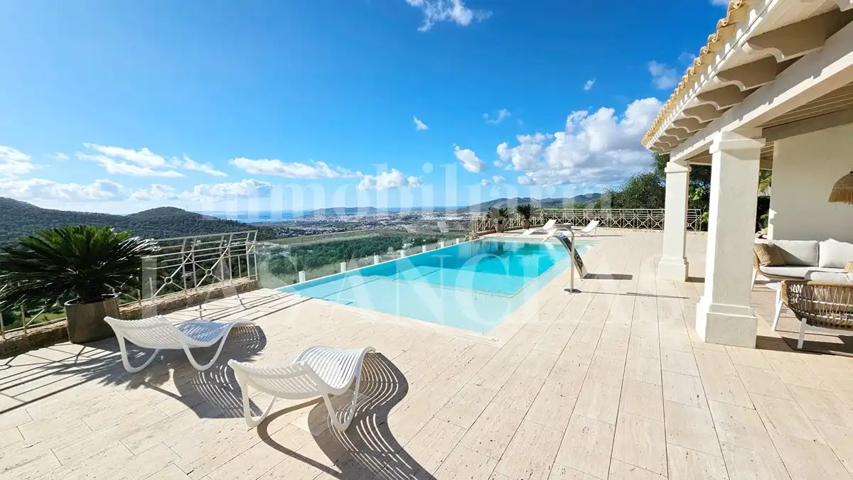 Piscina de Casa o xalet en venda en Santa Eulària des Riu amb Aire condicionat, Calefacció i Terrassa