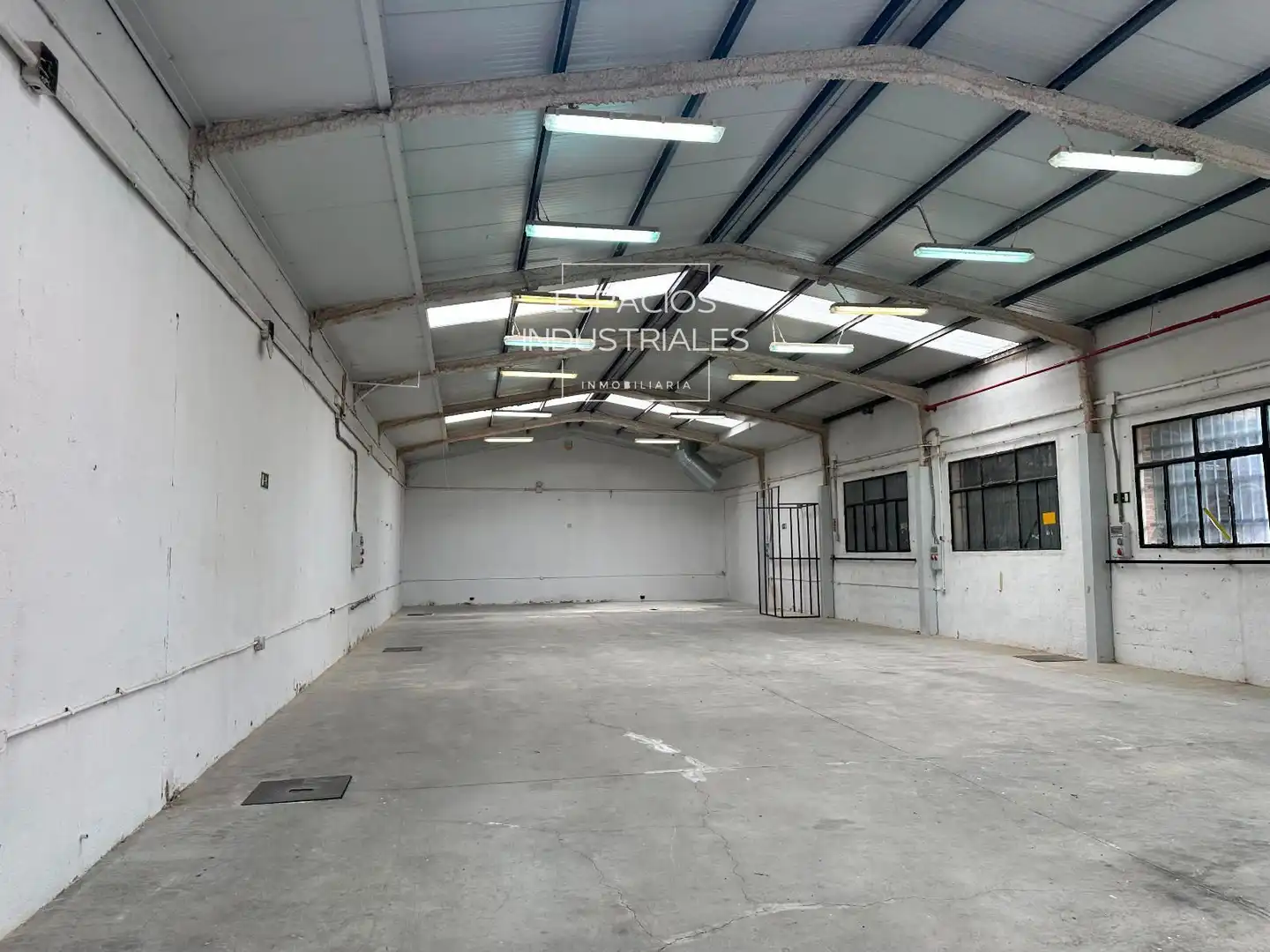 Fabrikhallen zur Miete in Oviedo, Zona Industrial