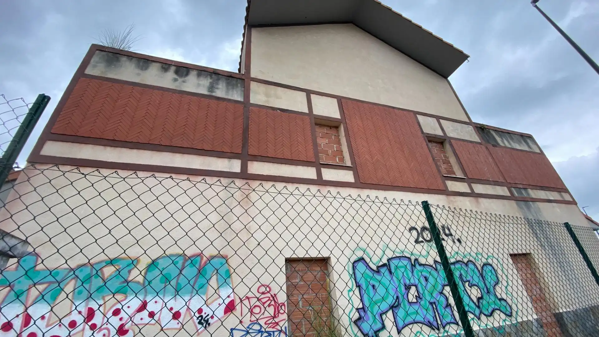 Außenansicht von Gebäude zum Verkauf in Cartes