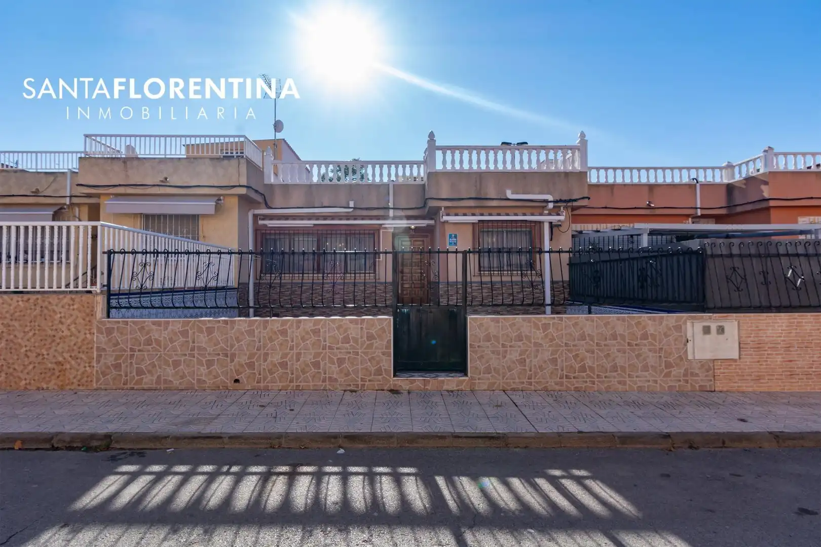 Vista exterior de Casa adosada en venda en Cartagena amb Aire condicionat, Jardí privat i Terrassa