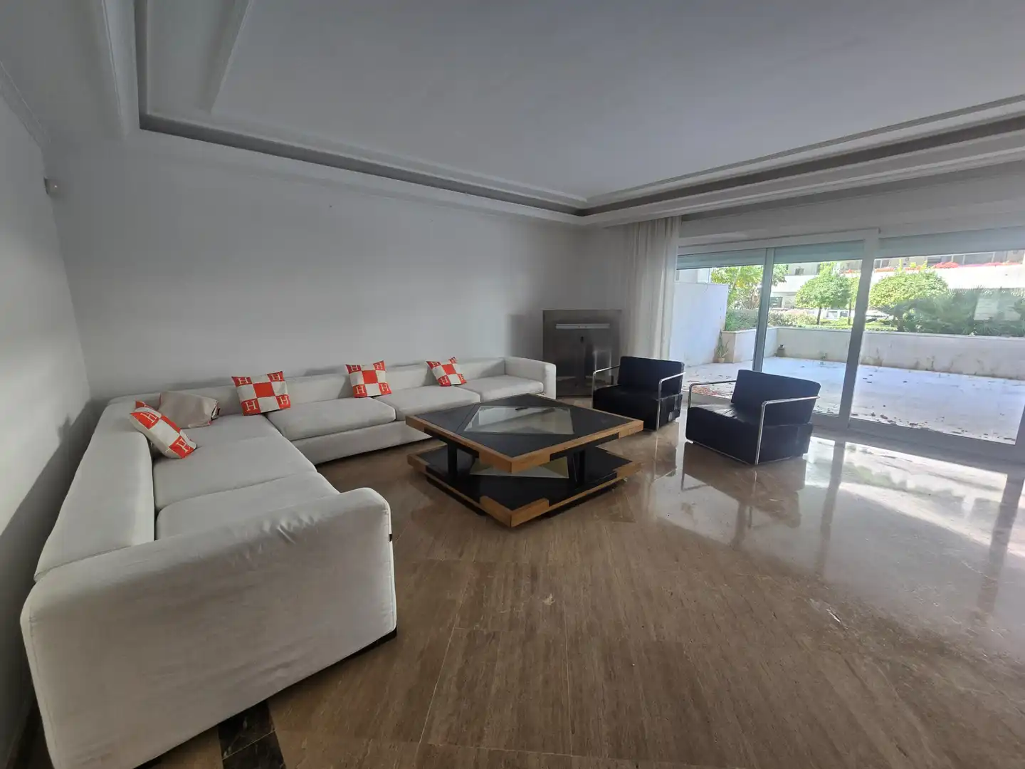 Sala d'estar de Apartament en venda en Marbella amb Aire condicionat, Calefacció i Jardí privat