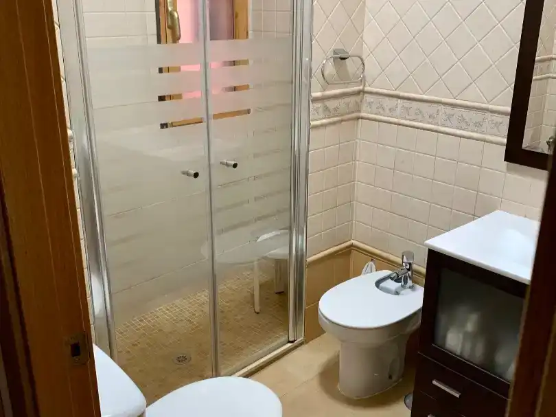 Bany de Casa adosada en venda en Guarromán amb Aire condicionat, Moblat i Balcó
