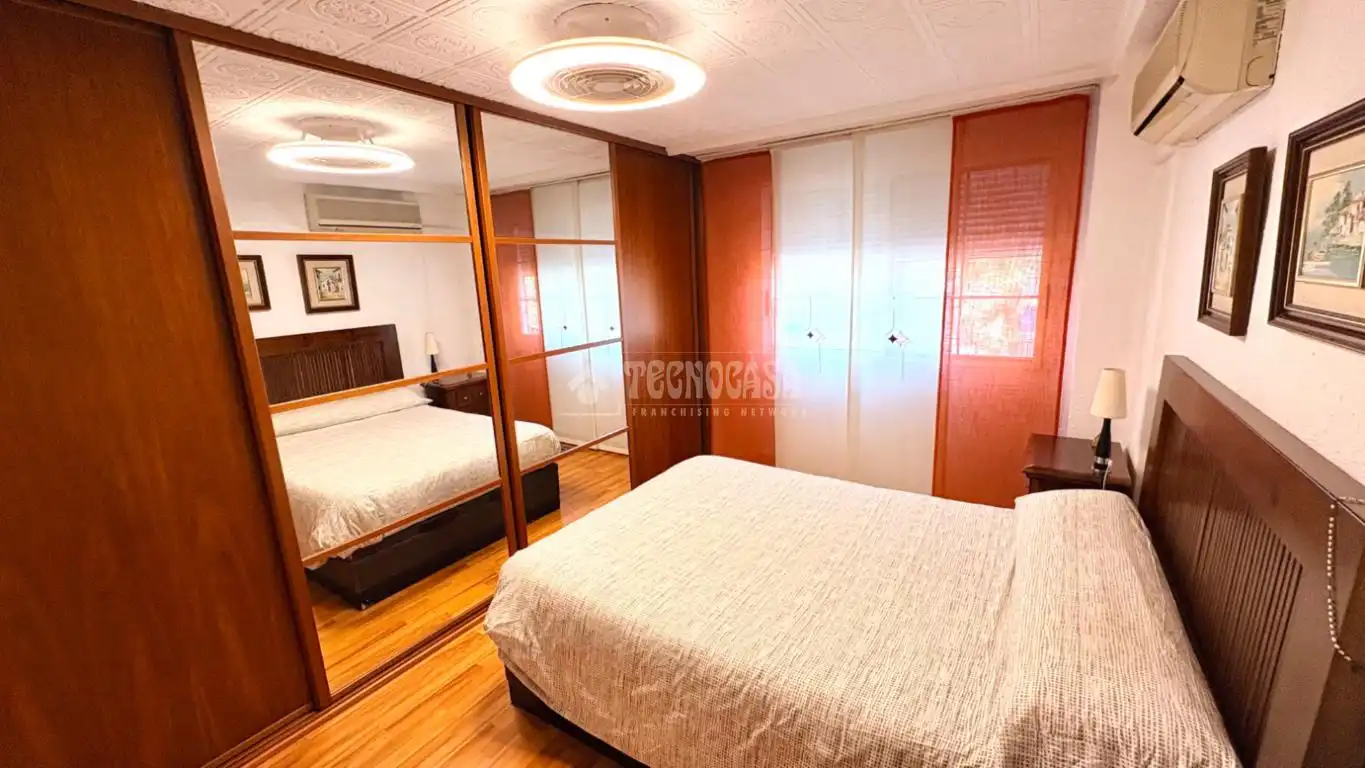 Bedroom of Flat for sale in Valencia  with Air Conditioner and Balcony