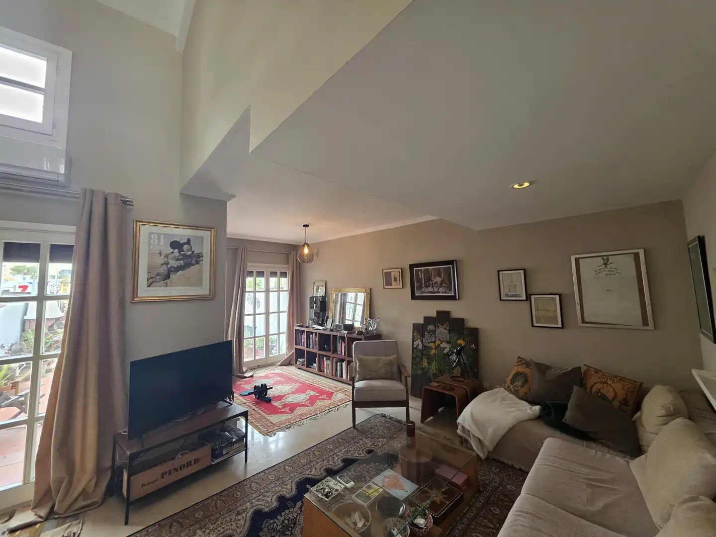 Wohnzimmer von Einfamilien-Reihenhaus zum Verkauf in La Alcaidesa mit Klimaanlage, Terrasse und Abstellraum