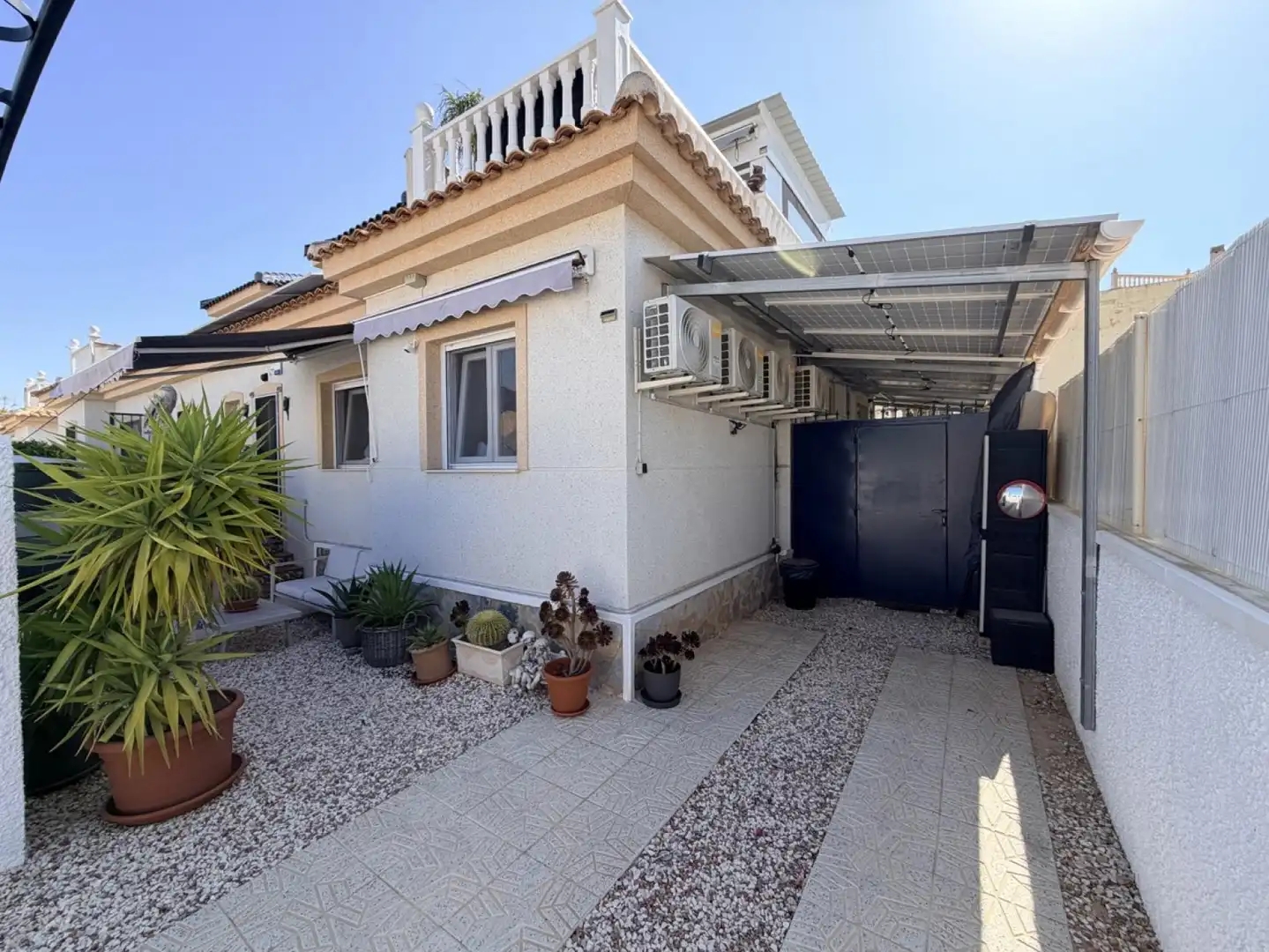 Außenansicht von Einfamilien-Reihenhaus zum Verkauf in Zaragoza
