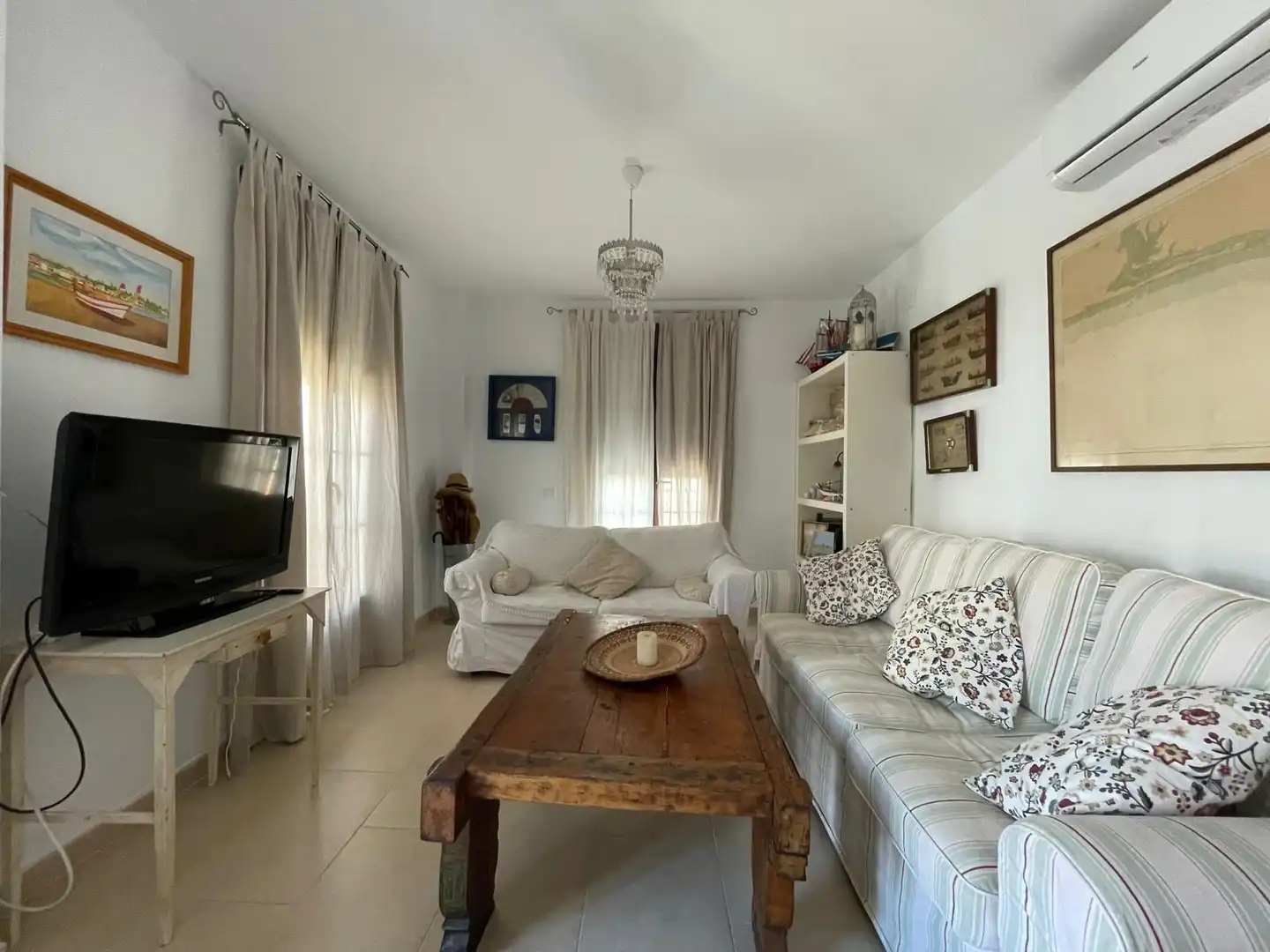 Sala de estar de Apartamento de alquiler en El Rompido con Aire acondicionado, Calefacción y Amueblado