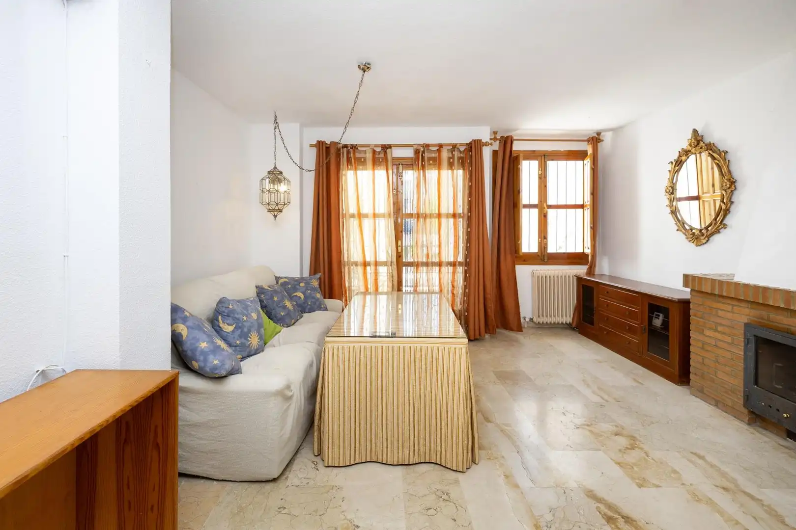 Sala de estar de Casa adosada en venta en Granada con Calefacción, Jardín privado y Terraza