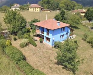 Jardí de Casa o xalet en venda en Cangas de Onís amb Jardí privat, Terrassa i Traster