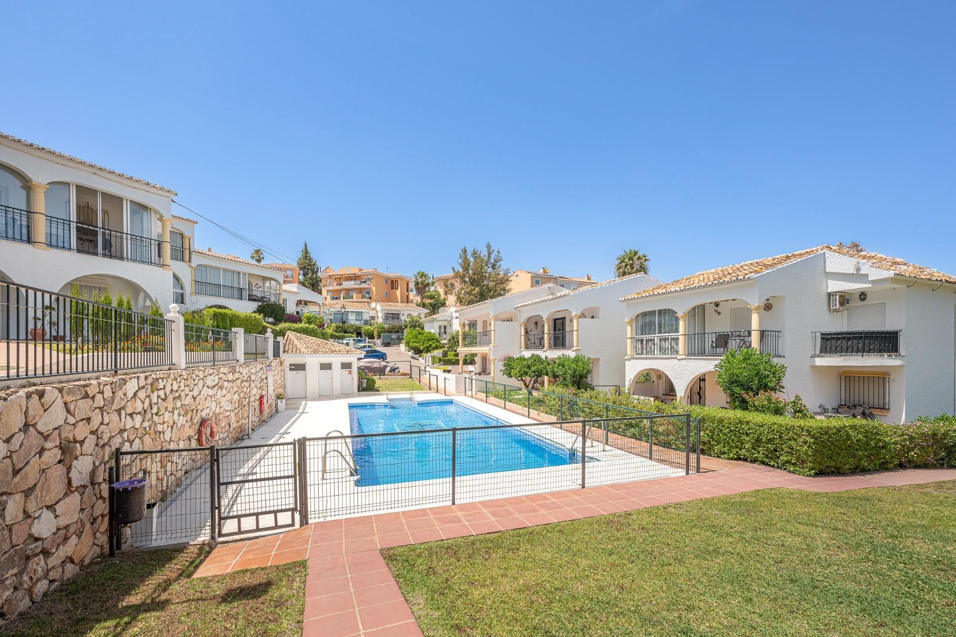 Vista exterior de Apartament en venda en Fuengirola amb Aire condicionat, Jardí privat i Terrassa