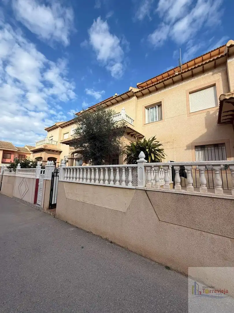 Vista exterior de Dúplex en venta en Torrevieja con Terraza y Piscina comunitaria