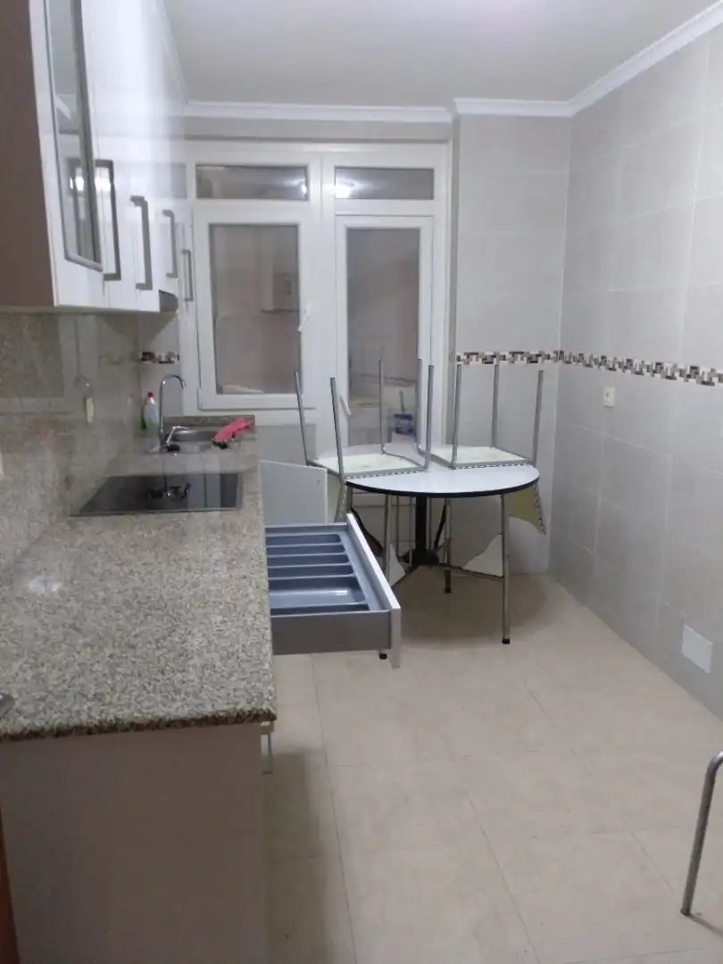 Cocina de Piso de alquiler en Santiago de Compostela  con Calefacción, Parquet y Amueblado