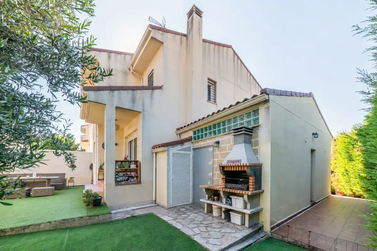 Casa aparellada amb jardí en venda a Calle Camilo José Cela, imagen 18