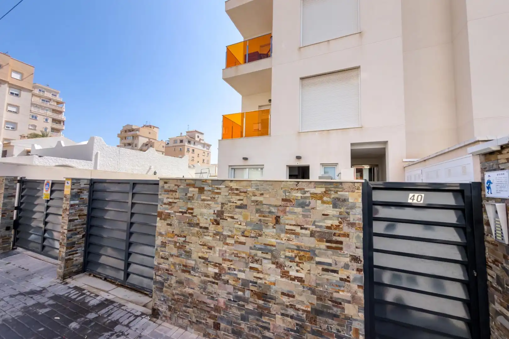 Vista exterior de Planta baja en venta en Torrevieja con Aire acondicionado, Terraza y Trastero