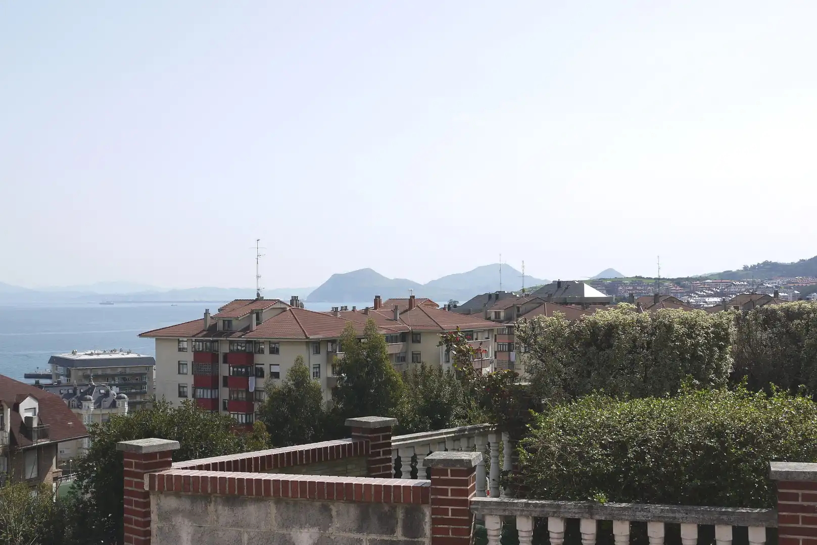 Außenansicht von Einfamilien-Reihenhaus zum Verkauf in Castro-Urdiales mit Heizung, Terrasse und Abstellraum