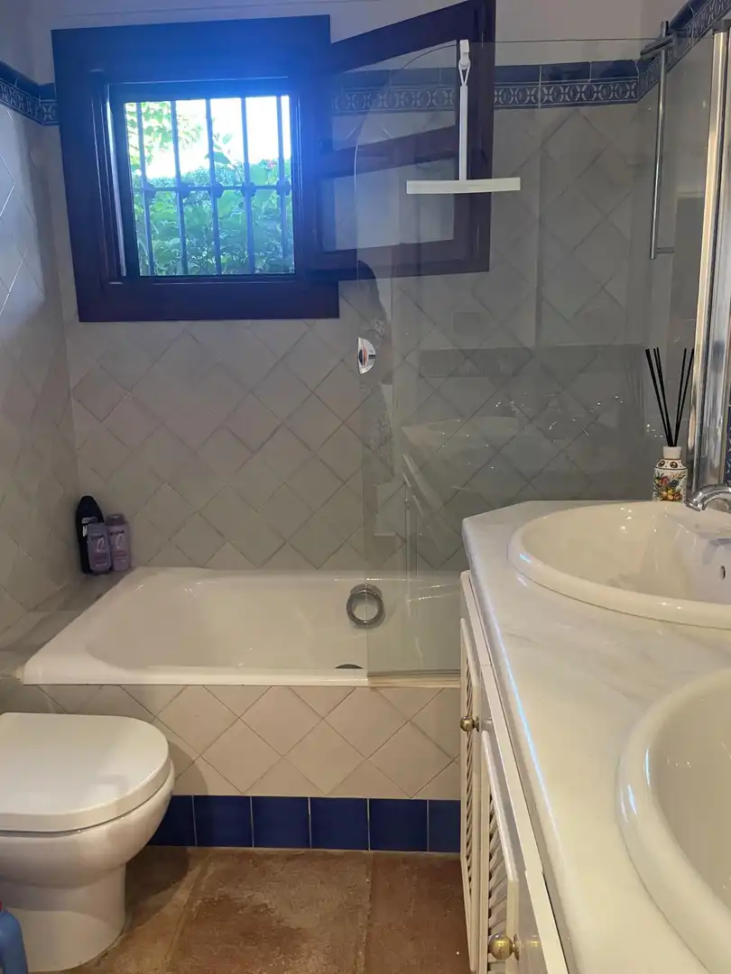 Baño de Casa adosada en venta en Benahavís con Aire acondicionado, Jardín privado y Terraza