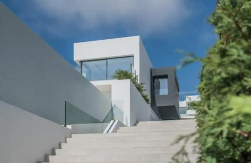 Vista exterior de Casa o xalet de lloguer en Benahavís amb Aire condicionat, Jardí privat i Terrassa