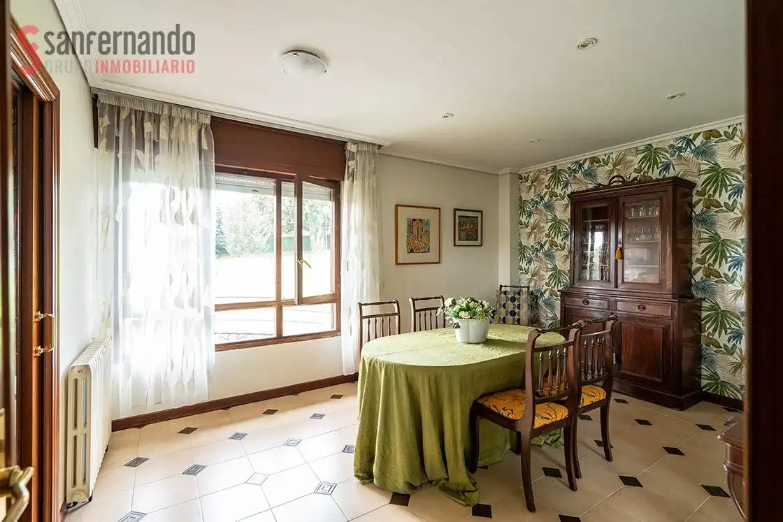 Comedor de Casa o chalet en venta en Torrelavega  con Calefacción, Jardín privado y Terraza